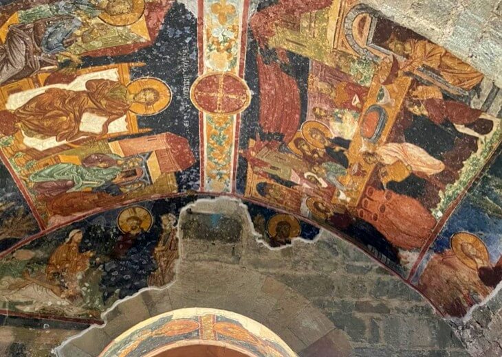 Trabzon Ayasofya Müzesi batı narteksindeki fresklerde İsa’nın Suyu Şaraba Dönüştürmesi ve İsa’nın Bilginler Arasında sahneleri görülüyor.